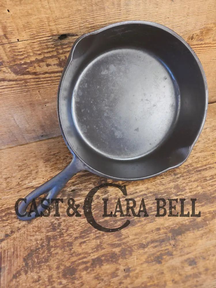 So cool! The Chicago Hardware Foundry pointy handle #5 cast iron skillet. 8-5C - Skillet