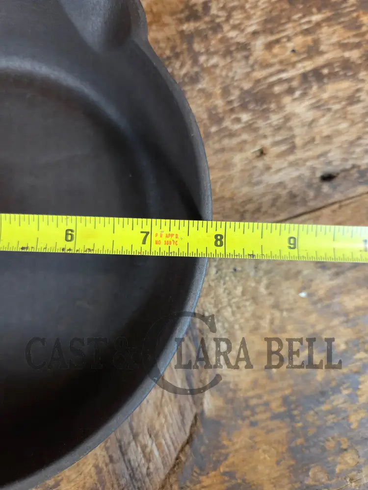 So cool! The βhammered uglyβ #5 cast iron skillet. Maker Unknown great for sides! - Skillet