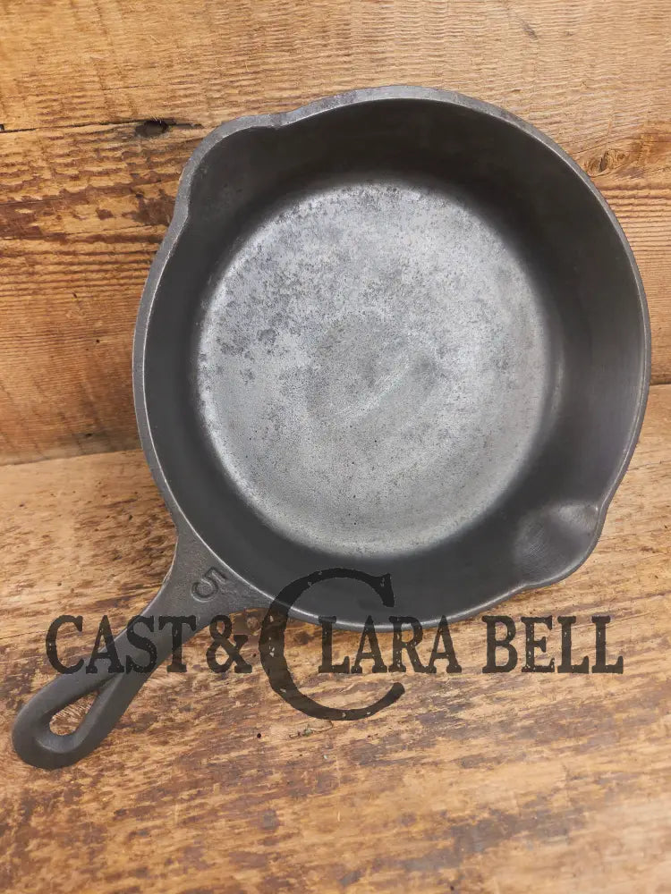 So cool! The hammered Unknown Foundry pointy handle #5 cast iron skillet. Maker Unknown great for sides! Skillet