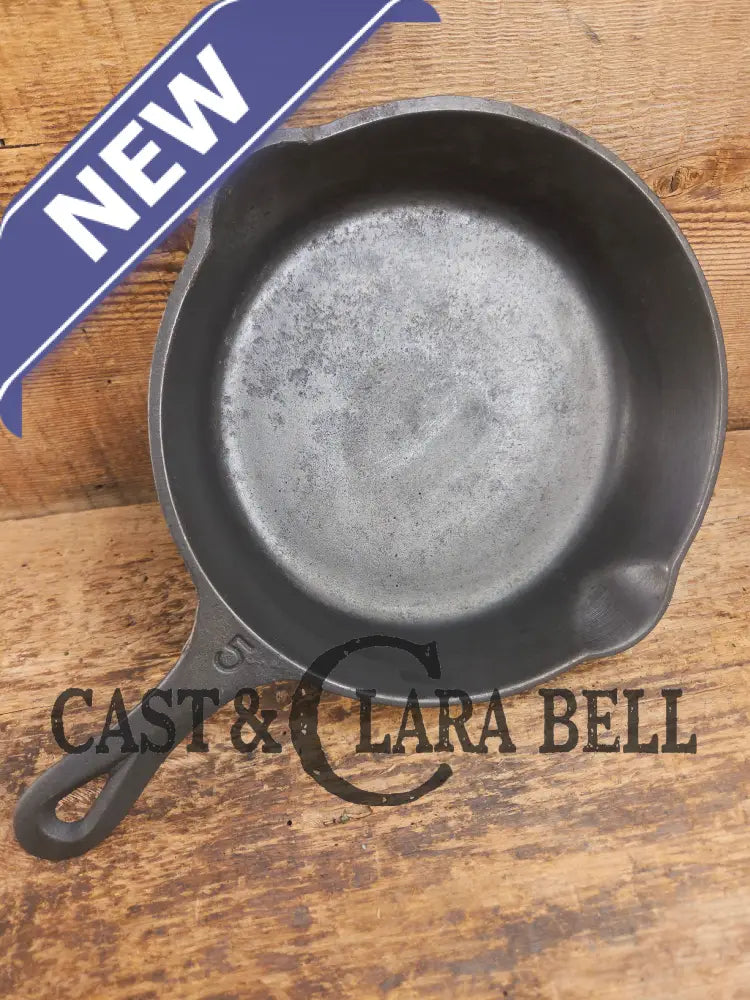 So cool! The hammered Unknown Foundry pointy handle #5 cast iron skillet. Maker Unknown great for sides! Skillet
