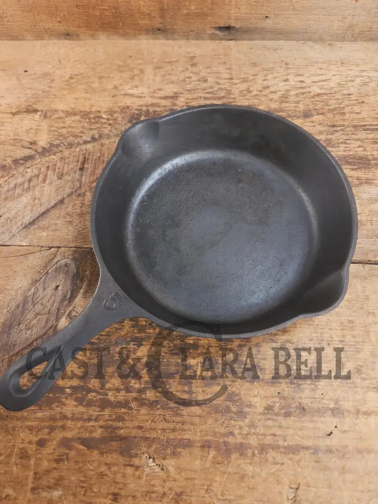 So cool! The hammered Unknown Foundry pointy handle #5 cast iron skillet. Maker Unknown great for sides! Skillet