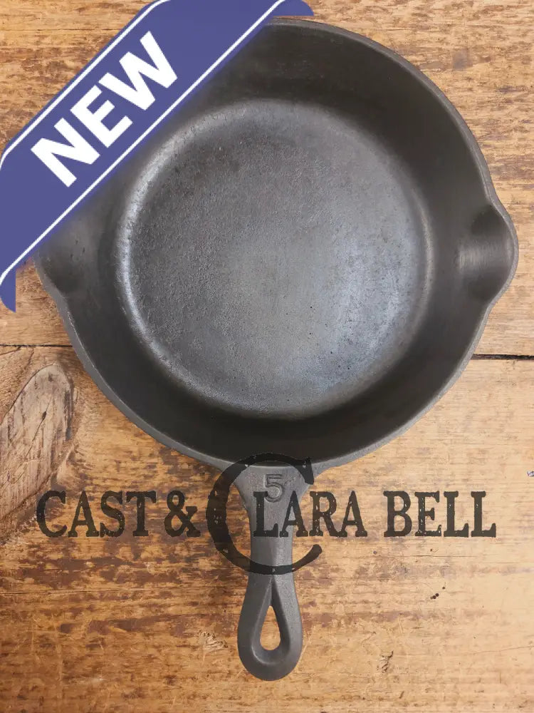 So cool! The hammered Unknown Foundry pointy handle #5 cast iron skillet. Maker Unknown great for sides! Skillet