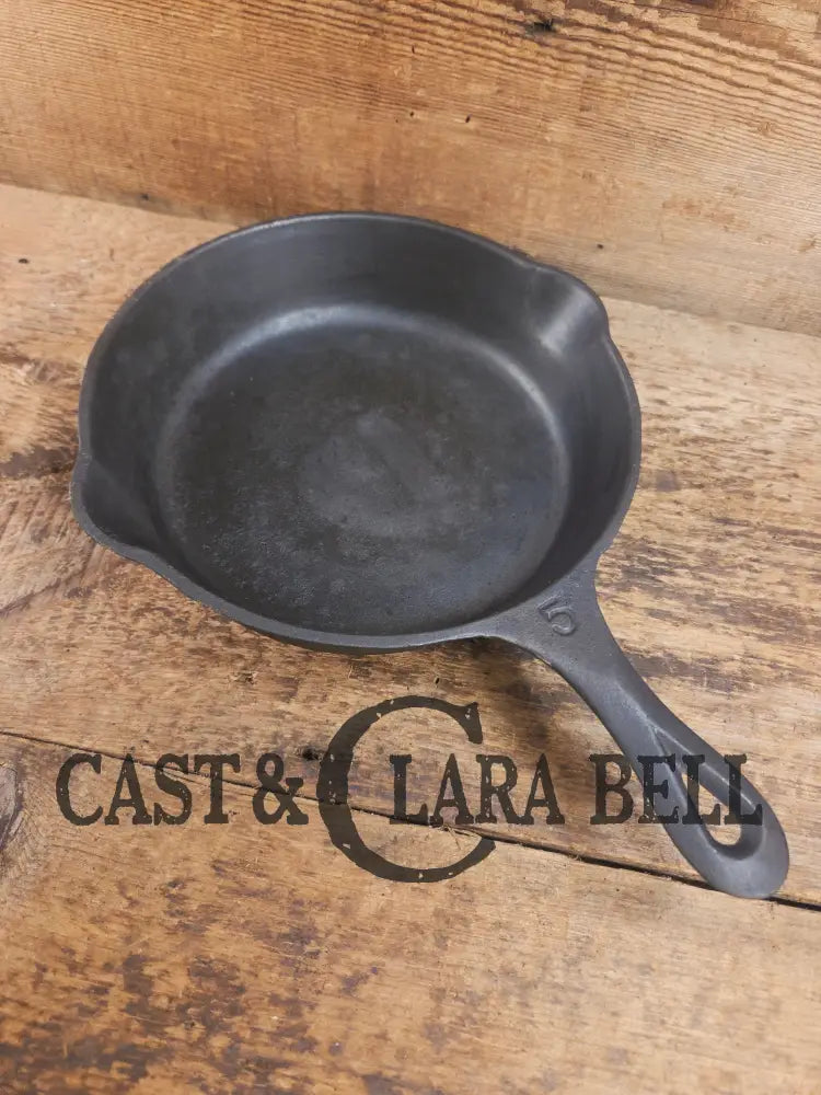 So cool! The hammered Unknown Foundry pointy handle #5 cast iron skillet. Maker Unknown great for sides! Skillet