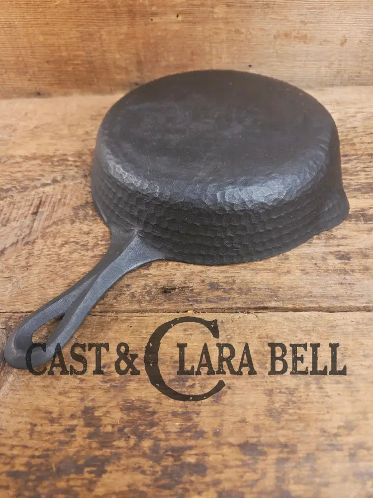 So cool! The hammered Unknown Foundry pointy handle #5 cast iron skillet. Maker Unknown great for sides! Skillet