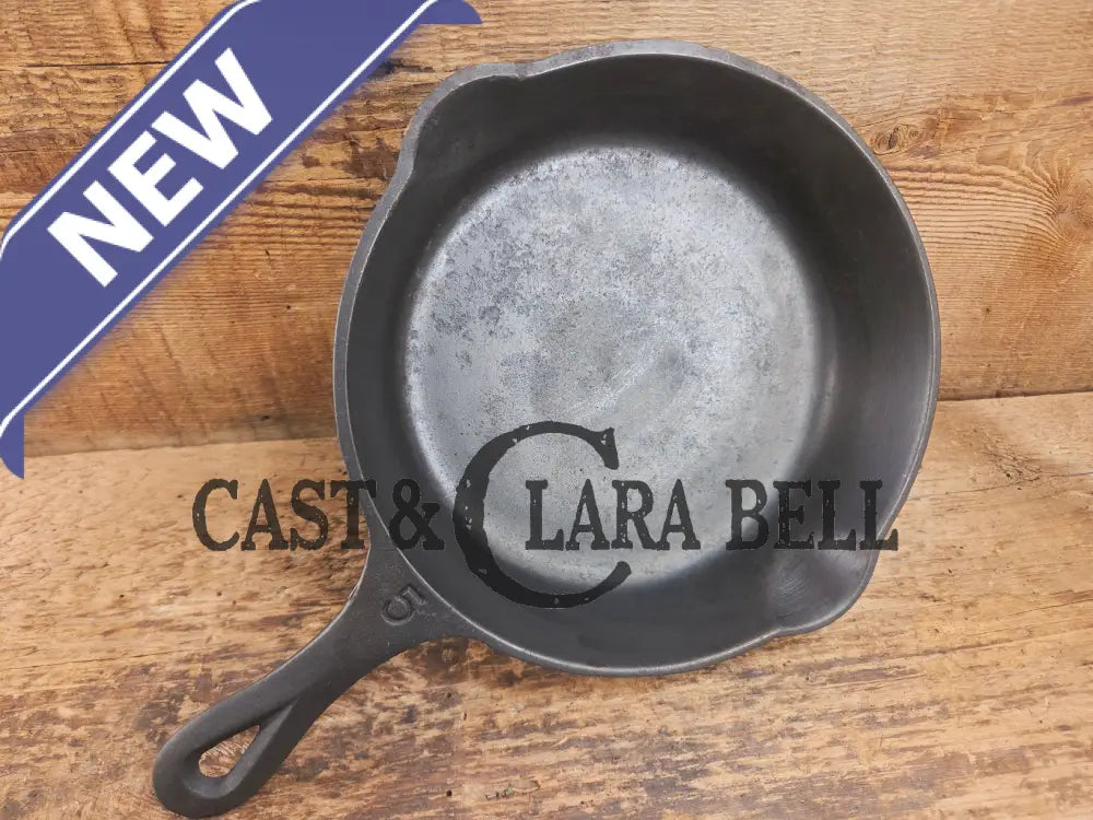 So cool! The hammered Unknown Foundry pointy handle #5 cast iron skillet. Maker Unknown great for sides! Skillet