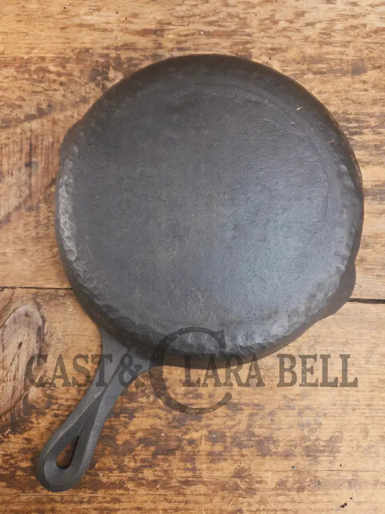 So cool! The hammered Unknown Foundry pointy handle #5 cast iron skillet. Maker Unknown great for sides! Skillet