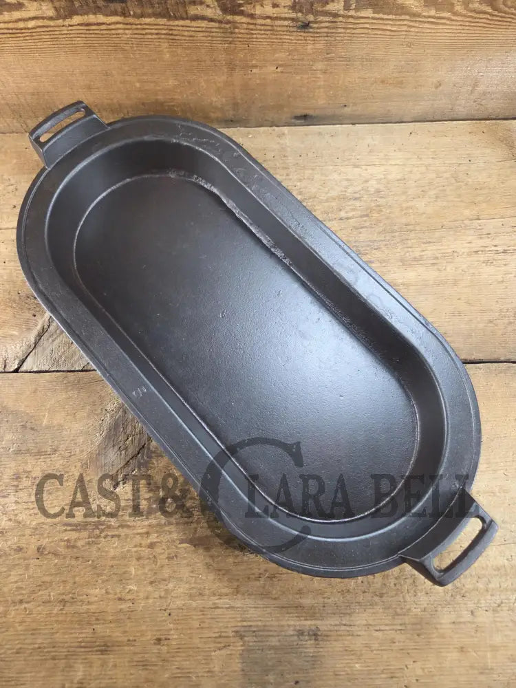 So elegant and very hard to find! 1910βs Griswold #8 Slant Logo 749 Long Griddle/Sad Iron Heater. Donβt miss this one!