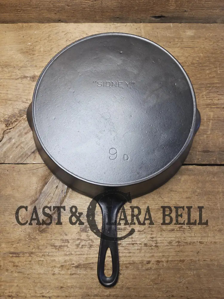 So unique and harder to find! Wagner made 1910’s Arc straight logo Sidney O. #9 Skillet with Heat Ring Skillet