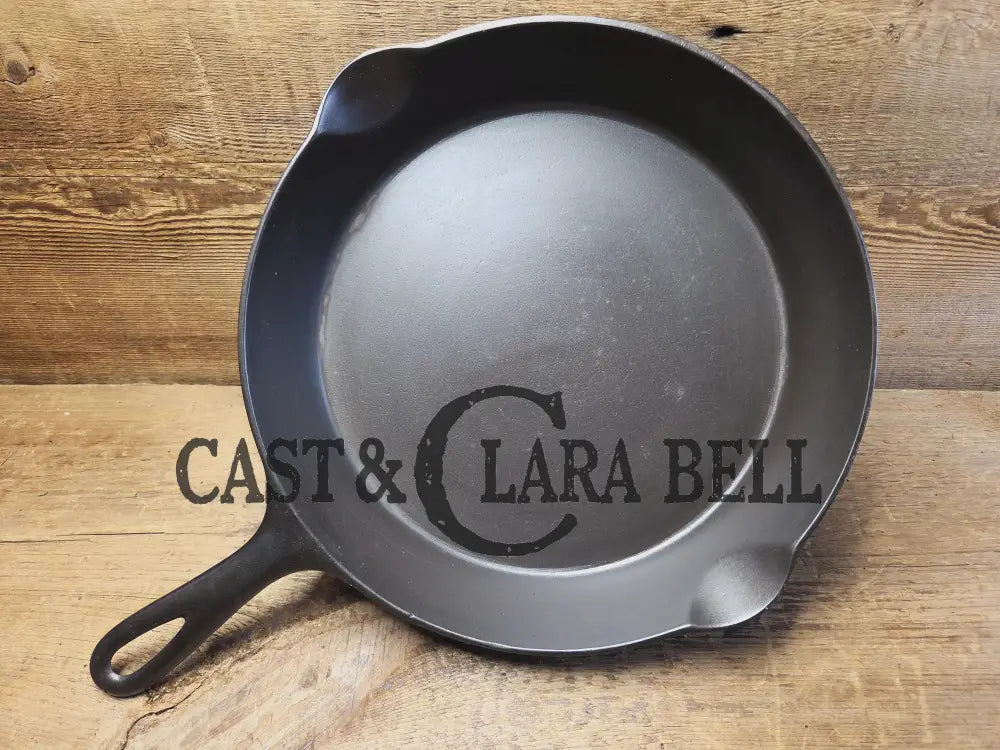 So unique and harder to find! Wagner made 1910’s Arc straight logo Sidney O. #9 Skillet with Heat Ring Skillet
