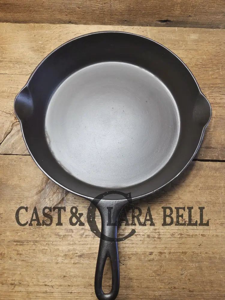 So unique and harder to find! Wagner made 1910’s Arc straight logo Sidney O. #9 Skillet with Heat Ring Skillet