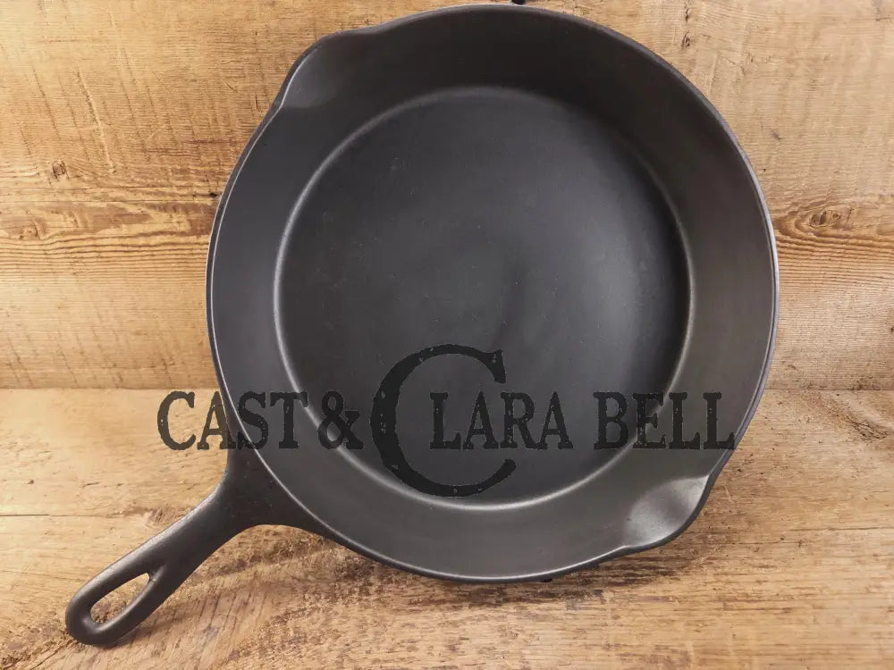 So unique and harder to find! Wagner made 1910’s Arc straight logo Sidney O. #9 Skillet with Heat Ring