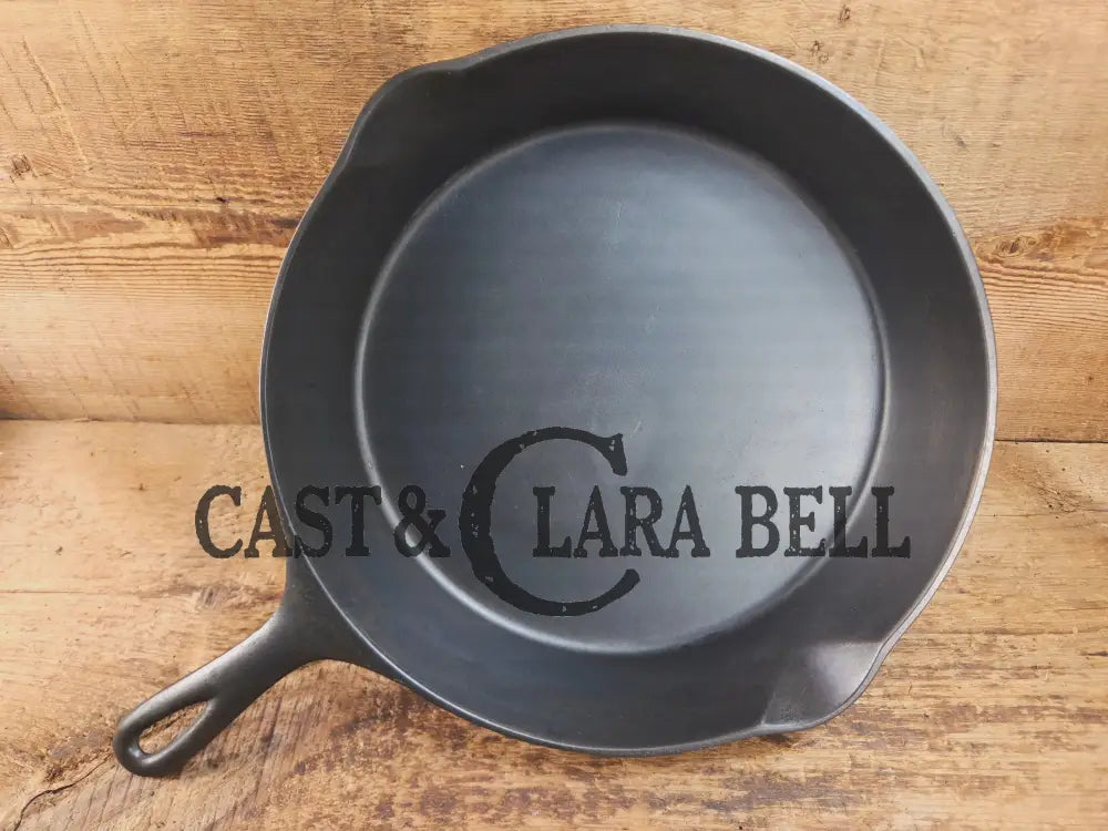 So unique and harder to find! Wagner made 1910’s Arc straight logo Sidney O. #9 Skillet with Heat Ring Skillet