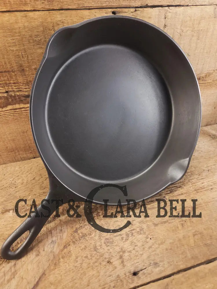 So unique and harder to find! Wagner made 1910’s Arc straight logo Sidney O. #9 Skillet with Heat Ring