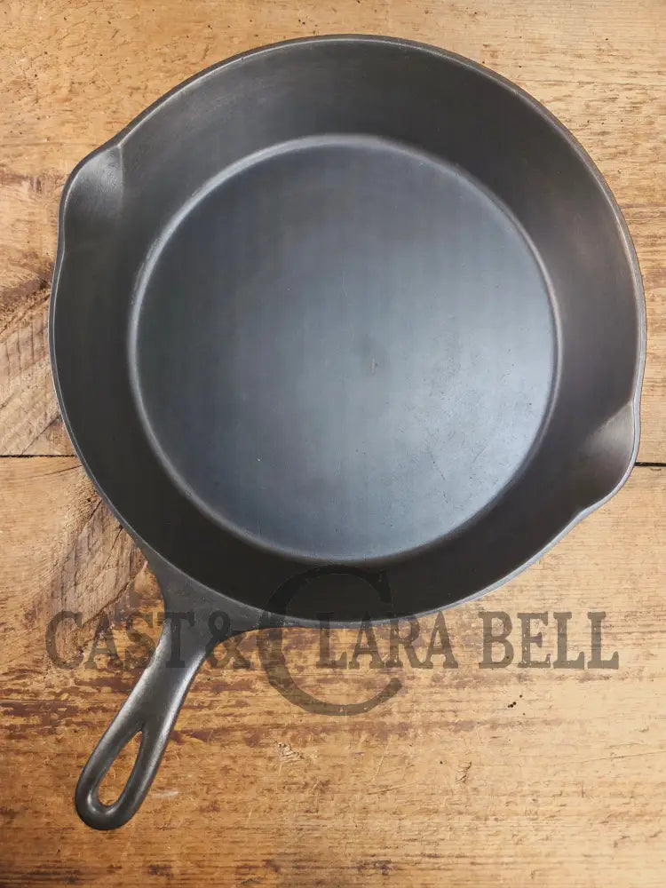 So unique and harder to find! Wagner made 1910βs Arc straight logo Sidney O. #9 Skillet with Heat Ring Skillet