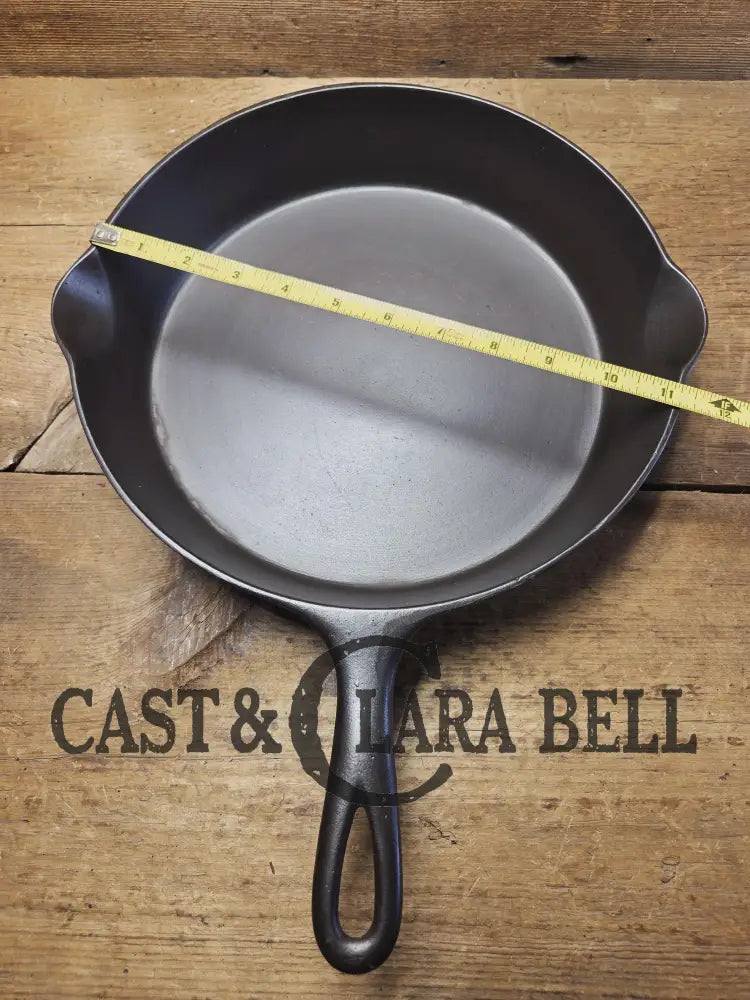 So unique and harder to find! Wagner made 1910’s Arc straight logo Sidney O. #9 Skillet with Heat Ring Skillet