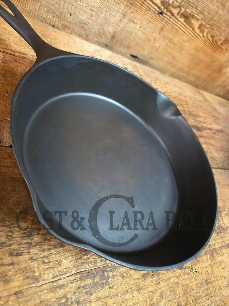 So unique and harder to find! Wagner made 1910’s Arc straight logo Sidney O. #9A Skillet - Skillet