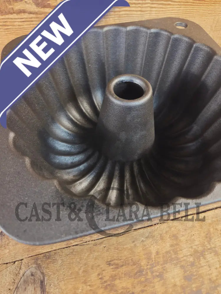So unique! ’The Pauper’ fluted style cake pan unknown maker. 12 Cups Square base - Bakeware