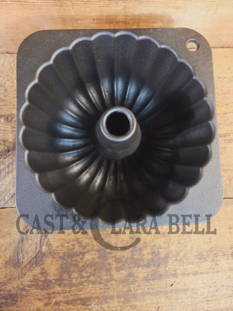 So unique! ’The Pauper’ fluted style cake pan unknown maker. 12 Cups Square base - Bakeware