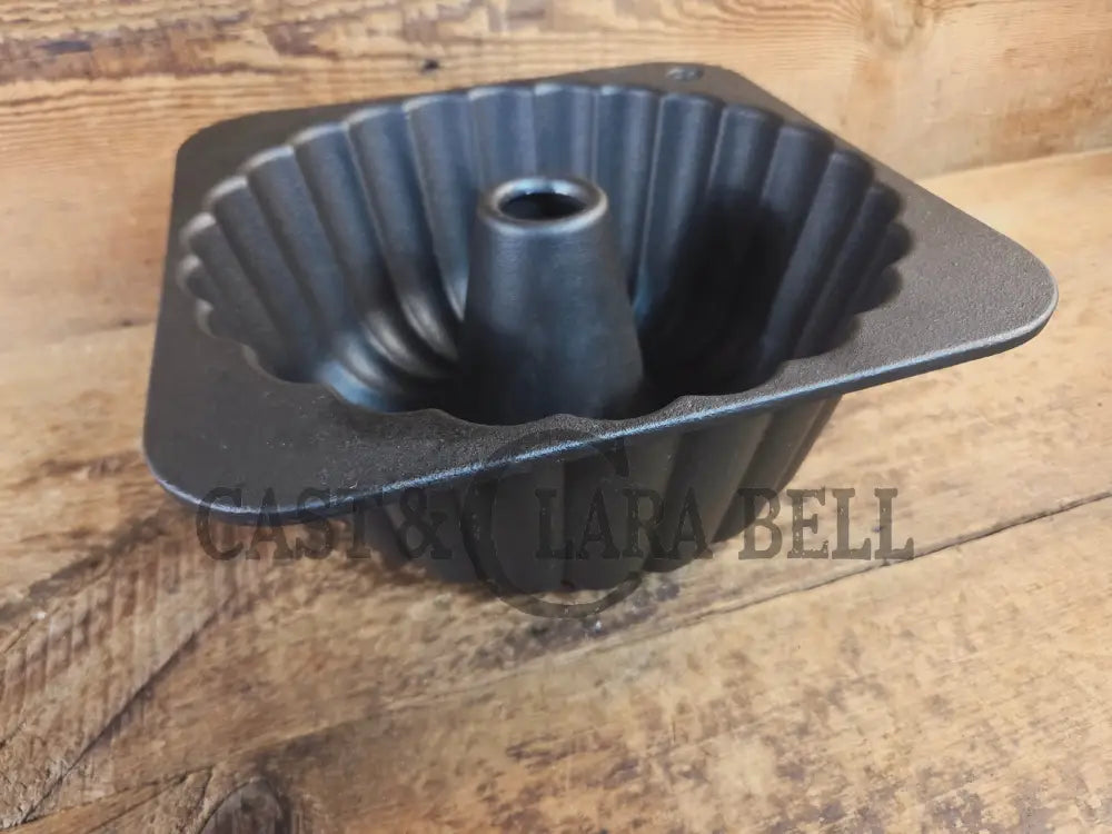 So unique! ’The Pauper’ fluted style cake pan unknown maker. 12 Cups Square base - Bakeware
