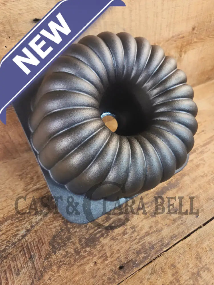 So unique! ’The Pauper’ fluted style cake pan unknown maker. 12 Cups Square base - Bakeware
