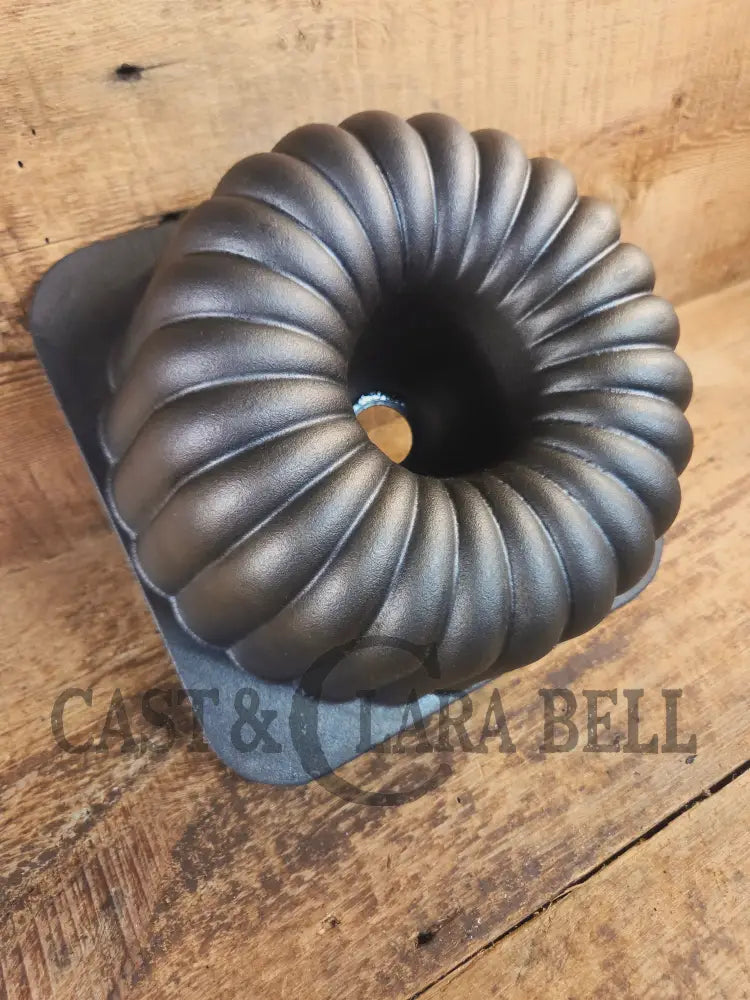 So unique! ’The Pauper’ fluted style cake pan unknown maker. 12 Cups Square base - Bakeware