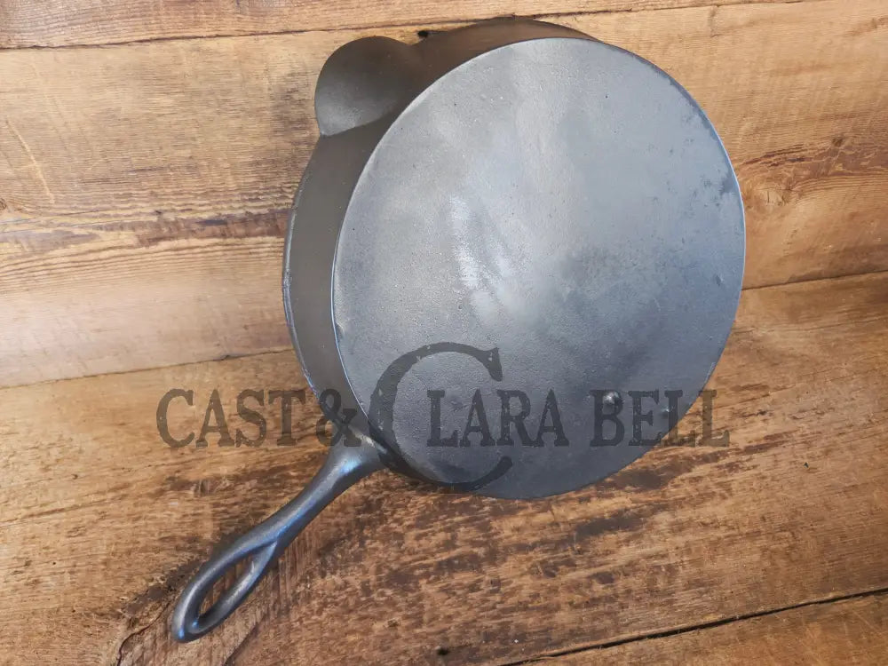 Stunner. Antique gate-marked unknown #10 skillet. Est 1880’s. RIGHT single spout heat ring bottom w/ pointy handle