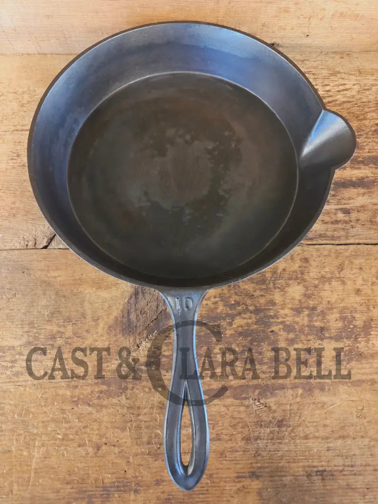 Stunner. Antique gate-marked unknown #10 skillet. Est 1880’s. RIGHT single spout heat ring bottom w/ pointy handle