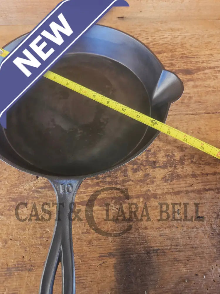 Stunner. Antique gate-marked unknown #10 skillet. Est 1880’s. RIGHT single spout heat ring bottom w/ pointy handle