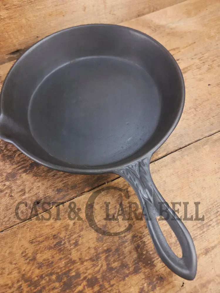 Stunner. Antique gate-marked unknown #9 skillet. Est 1880’s. Left single spout heat ring bottom w/ pointy handle Skillet