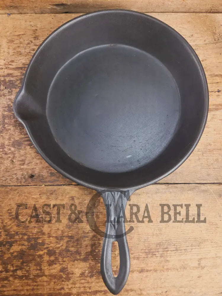 Stunner. Antique gate-marked unknown #9 skillet. Est 1880’s. Left single spout heat ring bottom w/ pointy handle Skillet