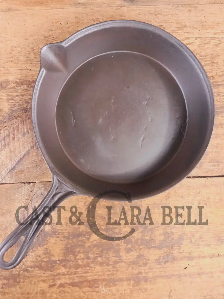 Stunner. Antique gate-marked unknown #7 skillet. Est 1880’s. Left single spout heat ring bottom w/ semi fancy handle