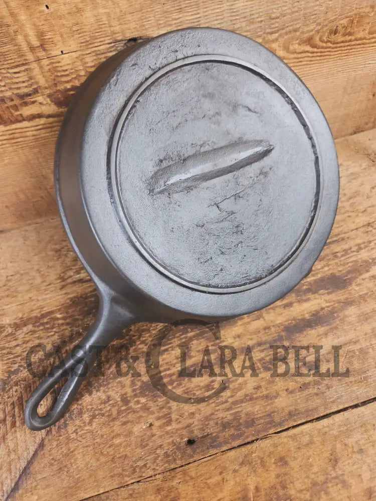 Stunner. Antique gate-marked unknown #7 skillet. Est 1880’s. Left single spout heat ring bottom w/ semi fancy handle