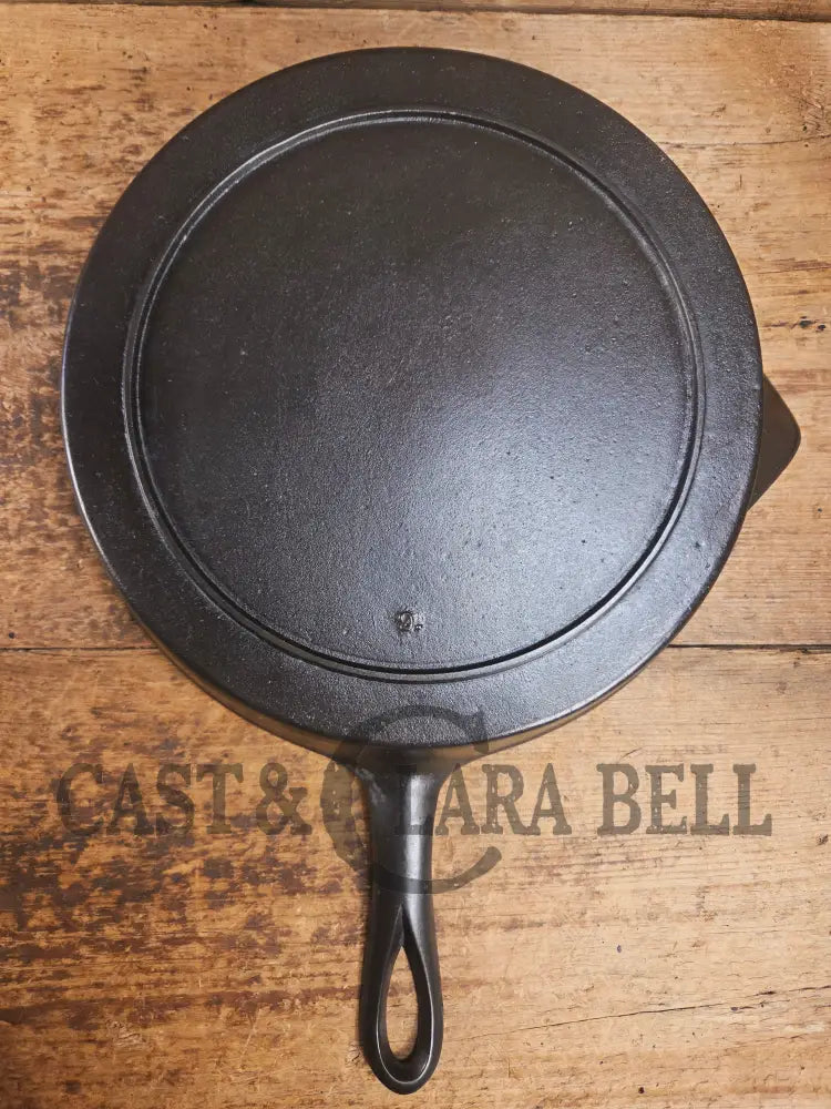 Stunner. Antique gate-marked unknown #9 skillet. Est 1880βs. Left single spout heat ring bottom w/ pointy handle Skillet