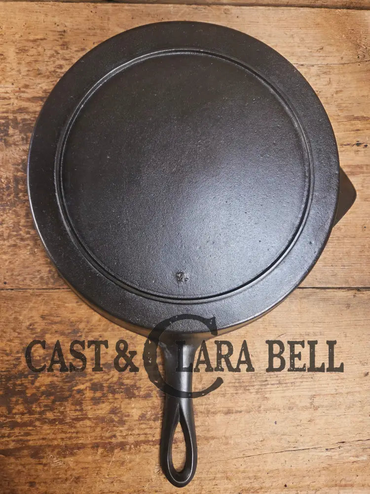 Stunner. Antique gate-marked unknown #9 skillet. Est 1880βs. Left single spout heat ring bottom w/ pointy handle Skillet