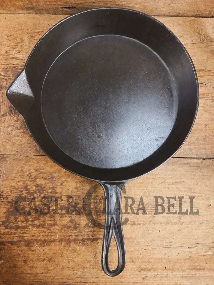 Stunner. Antique gate-marked unknown #9 skillet. Est 1880βs. Left single spout heat ring bottom w/ pointy handle Skillet