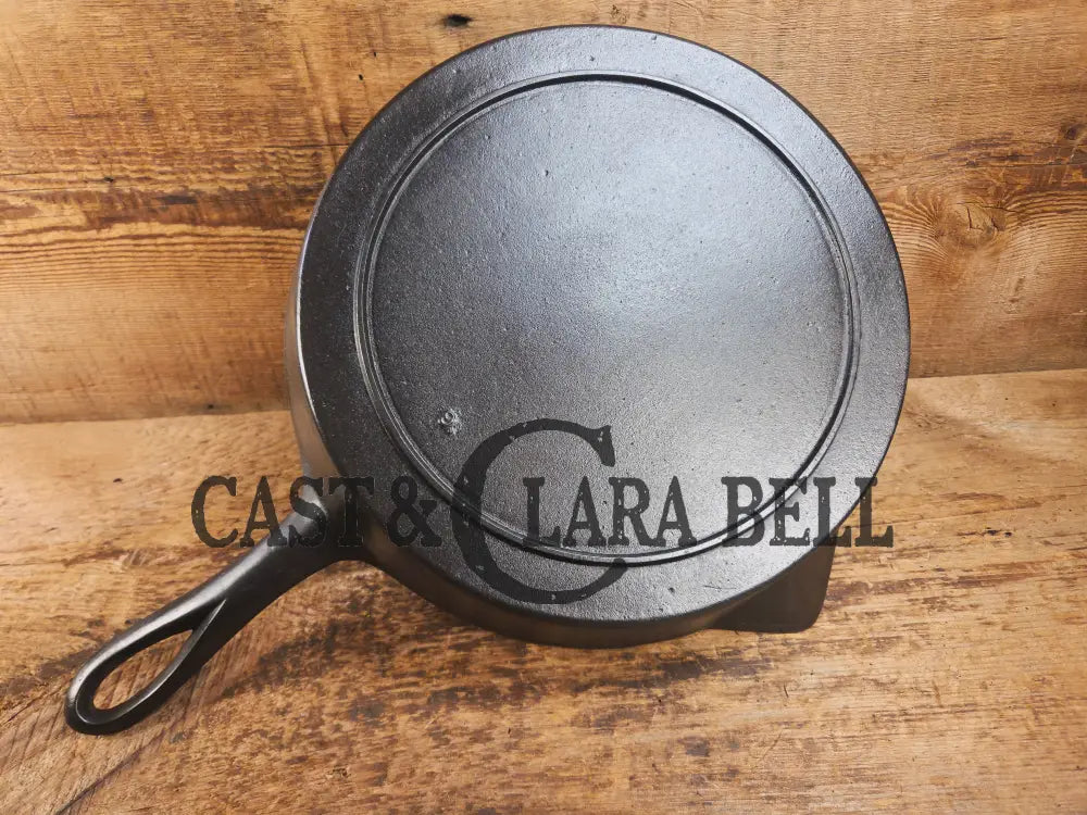 Stunner. Antique gate-marked unknown #9 skillet. Est 1880βs. Left single spout heat ring bottom w/ pointy handle Skillet