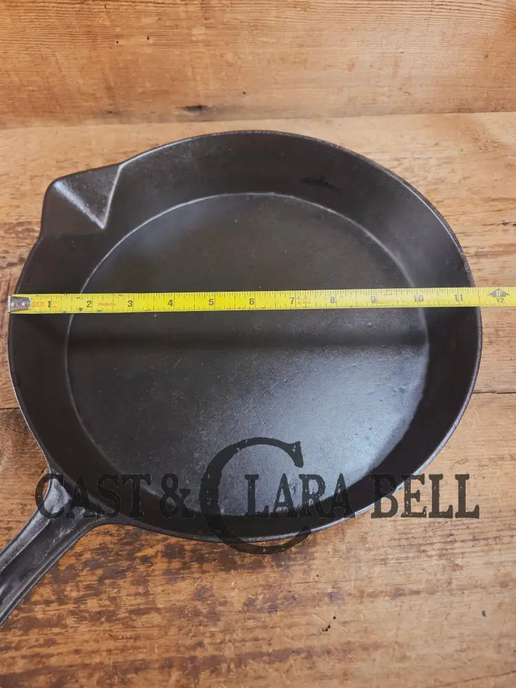 Stunner. Antique gate-marked unknown #9 skillet. Est 1880βs. Left single spout heat ring bottom w/ pointy handle Skillet