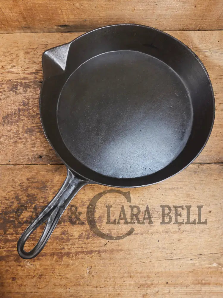Stunner. Antique gate-marked unknown #9 skillet. Est 1880βs. Left single spout heat ring bottom w/ pointy handle Skillet