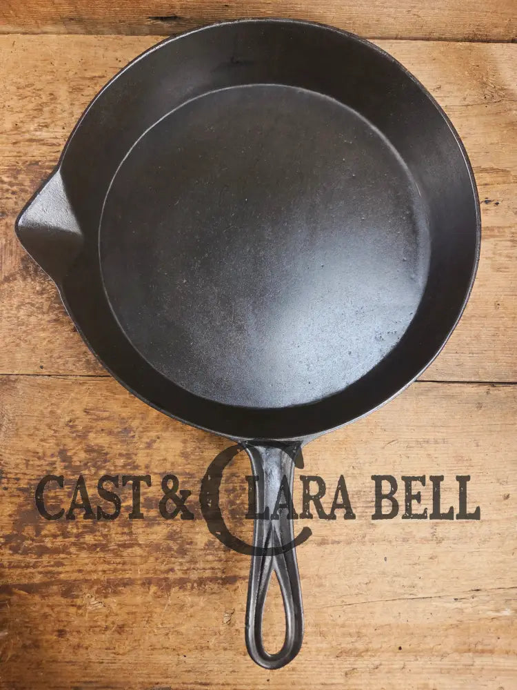 Stunner. Antique gate-marked unknown #9 skillet. Est 1880βs. Left single spout heat ring bottom w/ pointy handle Skillet
