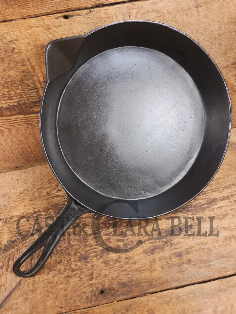 Stunner. Antique gate-marked unknown #9 skillet. Est 1880βs. Left single spout heat ring bottom w/ pointy handle Skillet