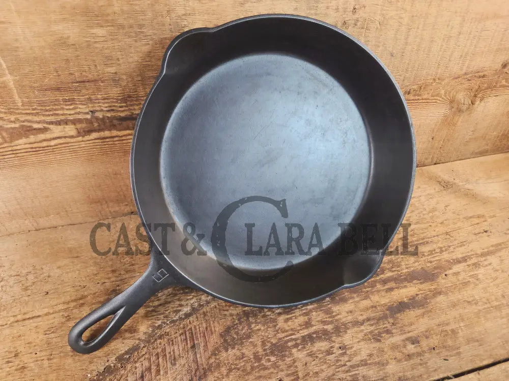 Stunner. Griswold #9 Skillet with Large Block Logo and Smooth Bottom 710 - Skillet