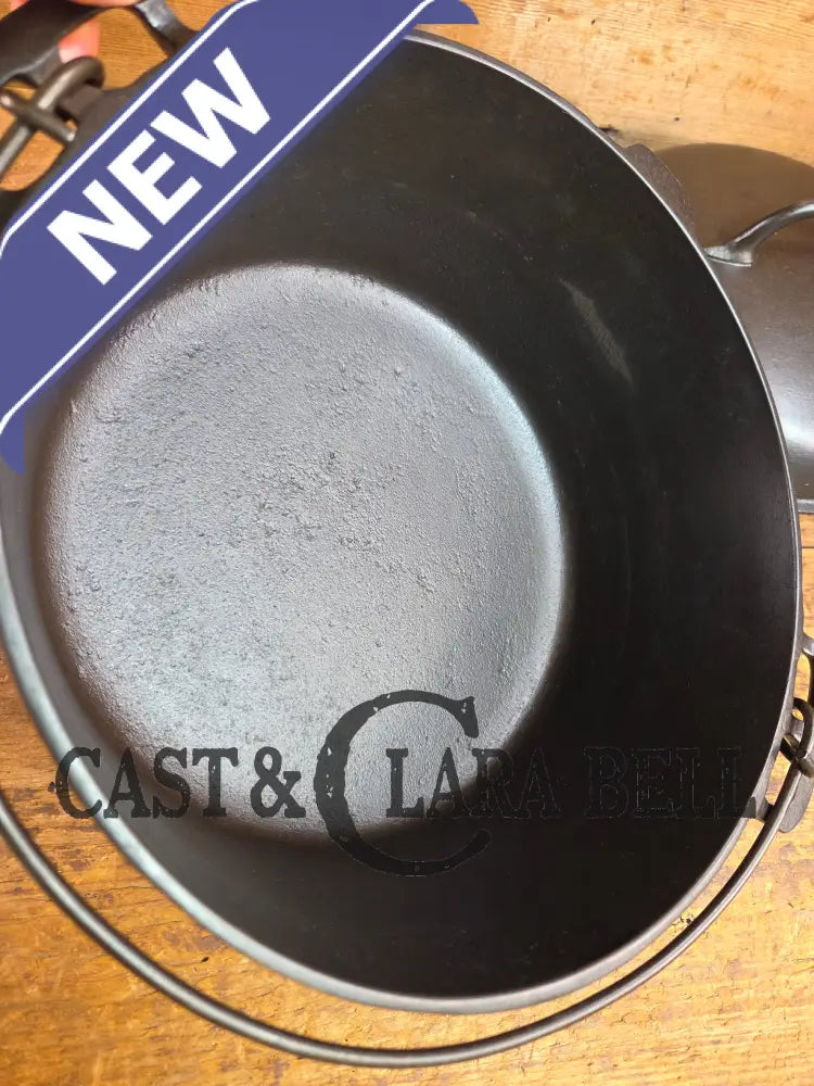 Stunning! 1930’s Favorite Piqua Ware #8 Dutch Oven with matching lid. Smiley Logo. Dutch Ovens Trivets & Kettles