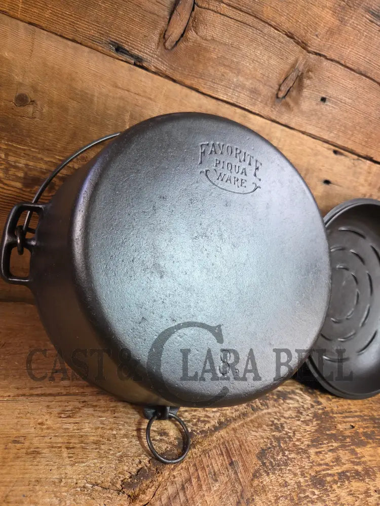 Stunning! 1930βs Favorite Piqua Ware #8 Dutch Oven with matching lid. Smiley Logo. Dutch Ovens Trivets & Kettles