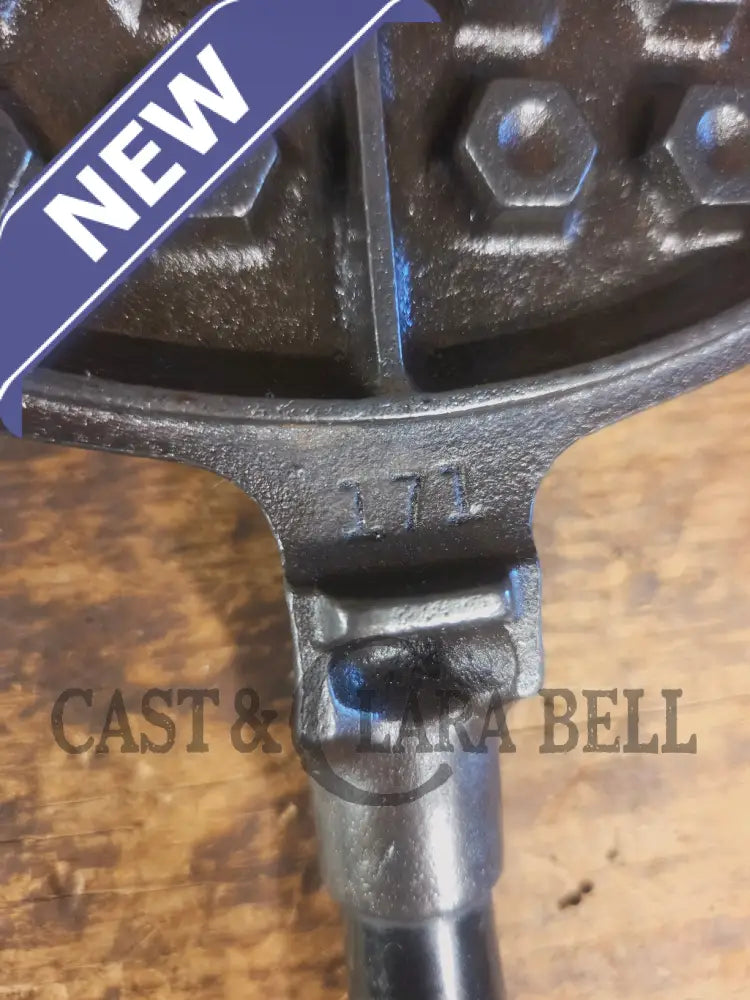 Stunning. VHTF 1930’s Hammered finish Griswold #8 Waffle Iron. The best you can buy - Waffle Iron