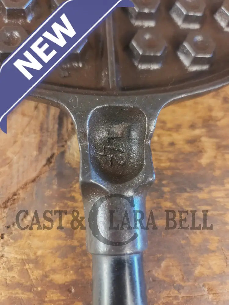 Stunning. VHTF 1930’s Hammered finish Griswold #8 Waffle Iron. The best you can buy - Waffle Iron
