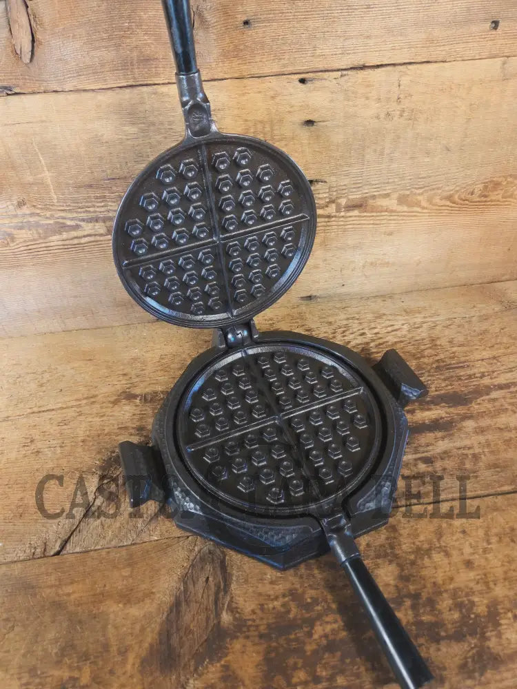Stunning. VHTF 1930βs Hammered finish Griswold #8 Waffle Iron. The best you can buy - Waffle Iron