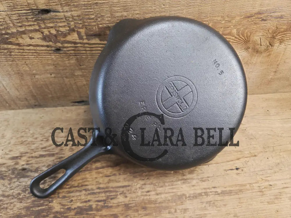 Super handy 1930’s Griswold No. 5 Saute Skillet Small Logo Grooved Handle Smooth Bottom 724 M. Restored and Ready to