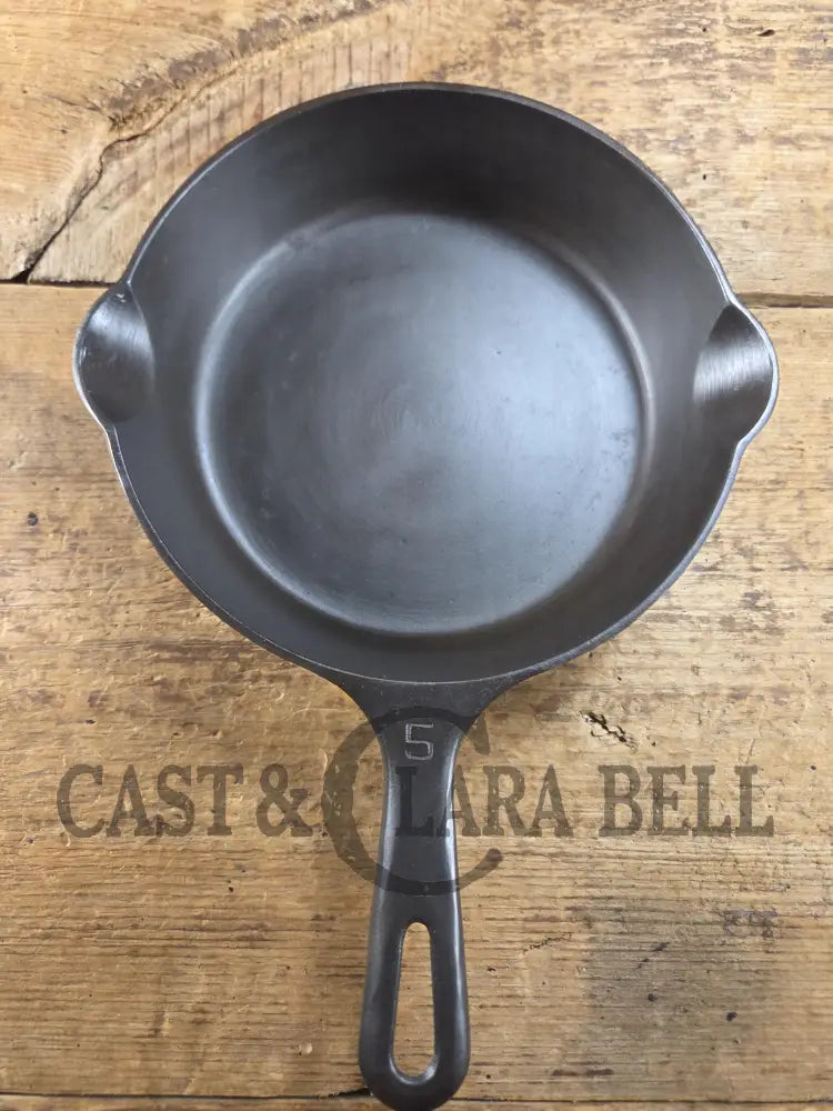Super handy 1930βs Griswold No. 5 Saute Skillet Small Logo Grooved Handle Smooth Bottom 724. Restored and Ready to Use!