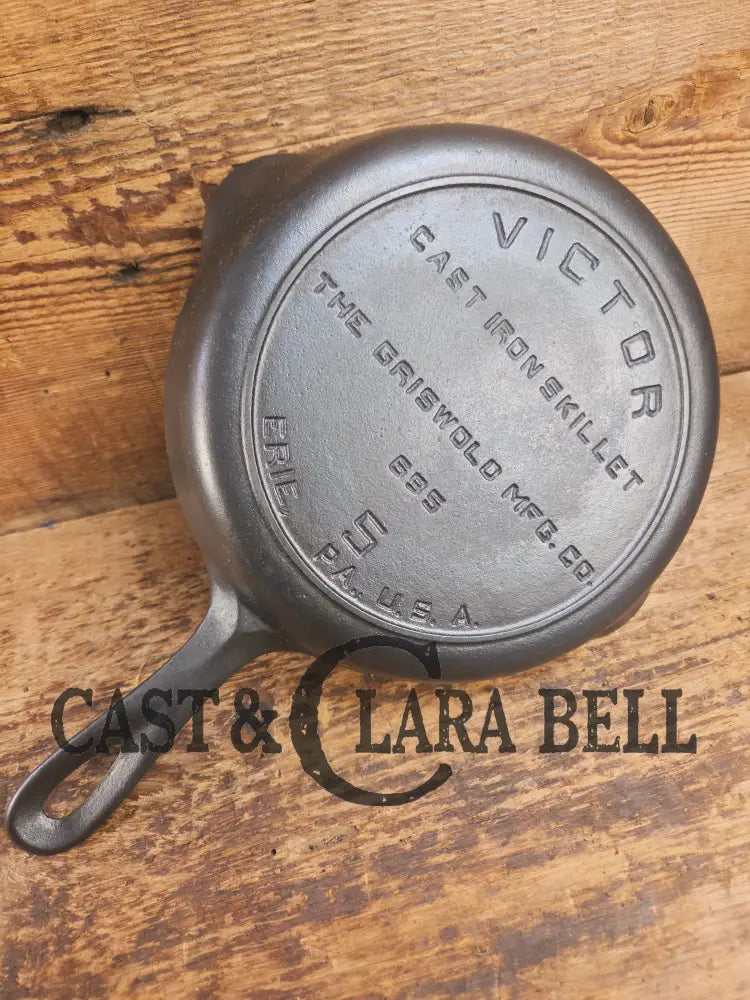 Super hard to find!! Gorgeous 1920’s Griswold’s Victor #5 Skillet with Heat Ring Fully Marked 695 Skillet