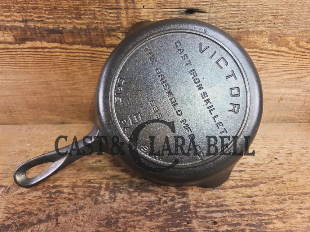 Super hard to find!! Gorgeous 1920βs Griswoldβs Victor #5 Skillet with Heat Ring Fully Marked 695. Skillet